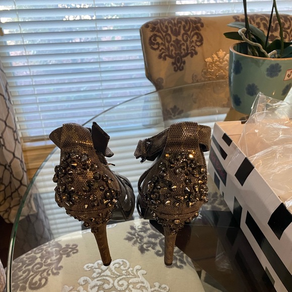 Strapy and blingy sandals-New in the box without receipt - Picture 2 of 4